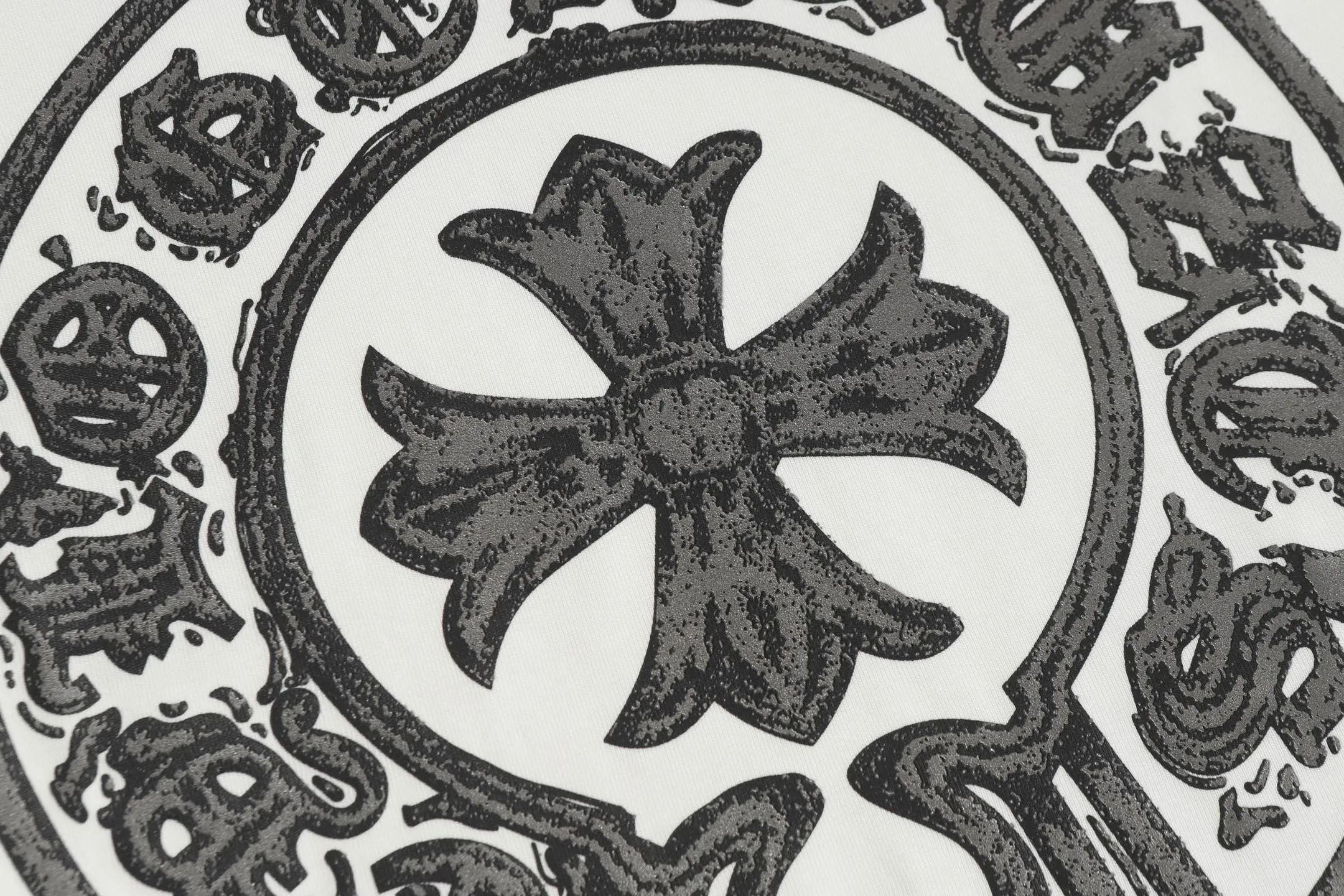 P170 Chrome Hearts CH Chrome Hearts Sanskrit cross printed short-sleeved T-shirt Printed by direct injection imported machine Hardware and accessories are all milled and customized Correctly configured Black 2025 Chrome Hearts authentic packaging 280 grams of custom-dyed double-yarn cotton Large version Loose and stylish Differentiated from lower versions, slim and long version with upper body and lower hips 100% commitment: top quality No fast food The highest version on the market Top quality - different from the ordinary versions on the market If you care about quality You must also respect the price. Absolutely zero after-sales service. The return rate so far is 0. It’s hard not to love the style. - 280g double yarn cotton custom-dyed fabric. - Correct high-density main mark. Washed tag. Hand-sewn.